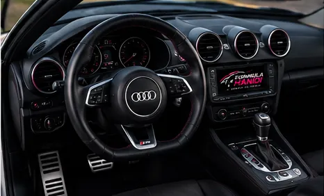 Poste de conduite de l'Audi TT S line Cabriolet : volant multifonction et console centrale